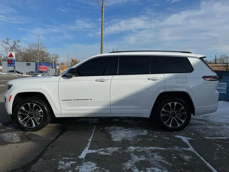 White Jeep Grand Cherokee L, side view